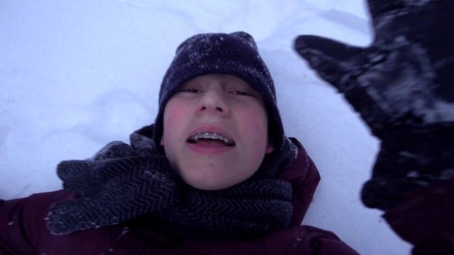 Зимние развлечения ? Катаемся на санках, лепим снеговика ⛄ Захар и Мирон #16 смотреть онлайн