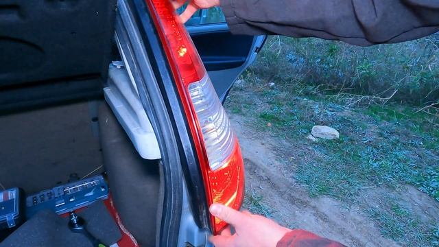 Как снять заднюю фару и заменить лампочку!? Лада калина Хетчбэк смотреть онлайн