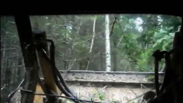 Бульдозер в лесу мчит!!! смотреть онлайн