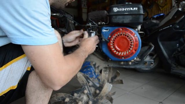 Мотоблок Кентавир Фреза!Душиться!Заміна пружинки газу! смотреть онлайн