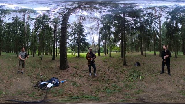 музыканты в лесу. видео 360° двигайте телефон или пальцем картинку, что бы видеть вокруг. смотреть онлайн