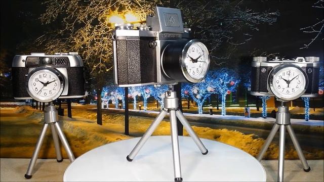 Vintage repurposed camera Praktica KW retro clock on tripod смотреть онлайн
