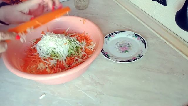 146/Салат из свежей капусты с огурцом и дайконом смотреть онлайн