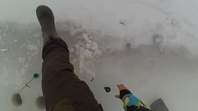 Последний лёд сезона 2019-2020 на реке Барлак. Бешеный клёв!) смотреть онлайн