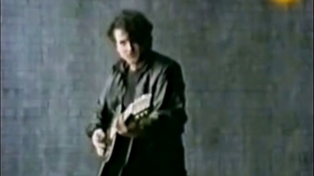Les McKeown - Love Is Just A Breath Away смотреть онлайн