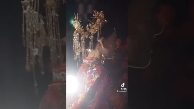 Китайский традиционный свадебный наряд или белое платье ? #китай #китайский #свадьба #вау смотреть онлайн