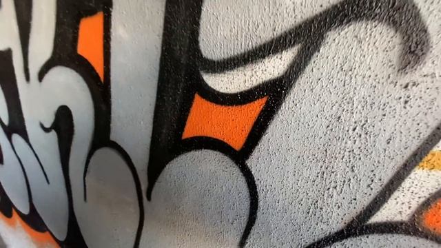 Как рисовать граффити на стене баллонами | how to paint graffiti on the wall смотреть онлайн