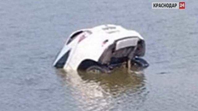 В краснодарском водоеме утонул «Лексус» смотреть онлайн