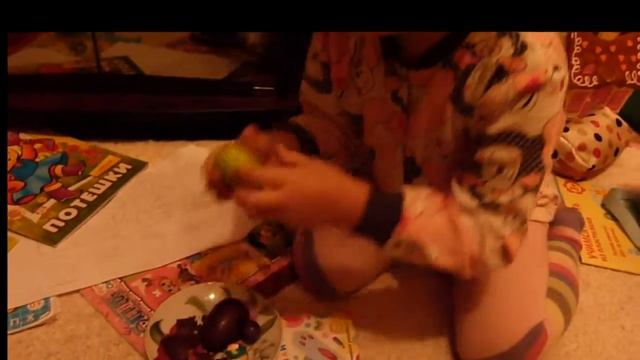 Открываем шоколадное яйцо с корпорацией монстров (Open chocolate egg with Monsters, Inc.) смотреть онлайн