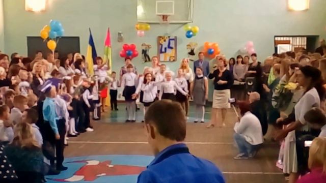 Хор поёт,родители фоткают,старшекласники болтают ...короче 1СЕНТЯБРЯ смотреть онлайн