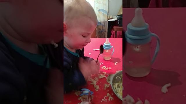 Дима 1 год и 4 месяца кушает сам ложкой и руками смотреть онлайн
