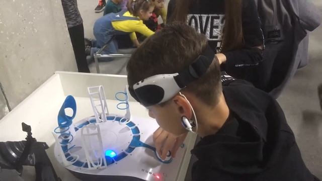 Поднимаю шарик силой мысли!!! #выставкароботов #Энгельс #облака#2019