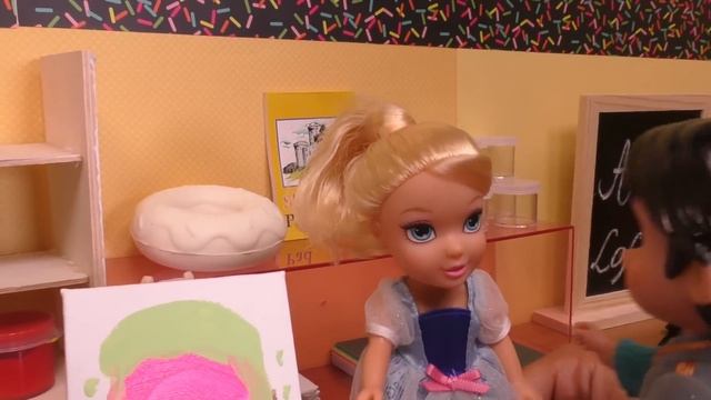 Mother's Day 2021 ! Elsa & Anna toddlers - gifts - art center - paintings - Barbie helps смотреть онлайн