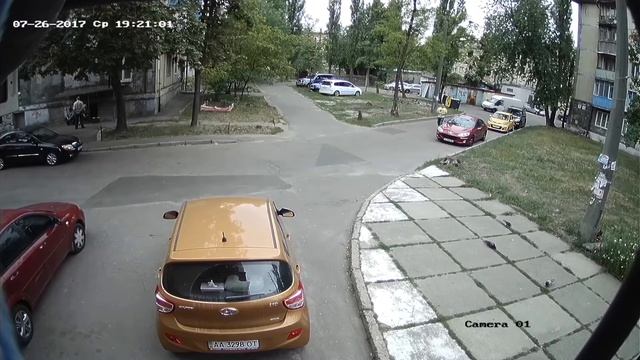 Видеозапись с купольной наружной камеры Hikvision DS-2CE56D0T-IRMF (2 Мп) смотреть онлайн