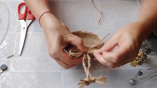 Новогодняя игрушка из мешковины и джута с птицами. DIY/рукоделие смотреть онлайн