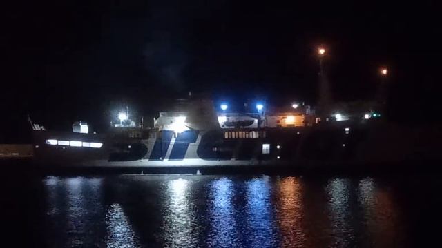 Nave Pietro Novelli in partenza dal porto di Pantelleria in notturna смотреть онлайн