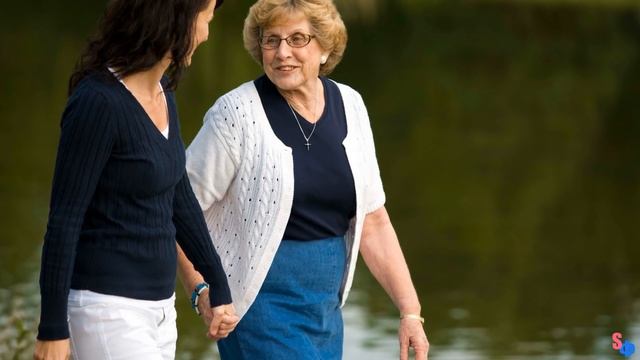 Открыв дверь, вместо своего сына, она увидела старенькую бабушку в дырявом стареньком пальто смотреть онлайн