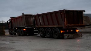 Выгрузка прицепа MEGA не расцепляясь  в сцепке с самосвалом MAN