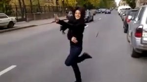 Танцует, словно порхает....
