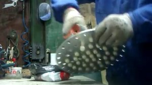 Установка бильных пальцев на диск перосъемной машины, для перепелов