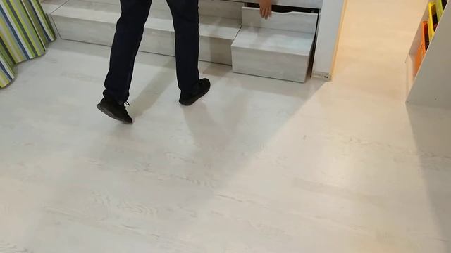 Подиум с детской зоной на верху и выдвижной кроватью для родителей внизу. смотреть онлайн