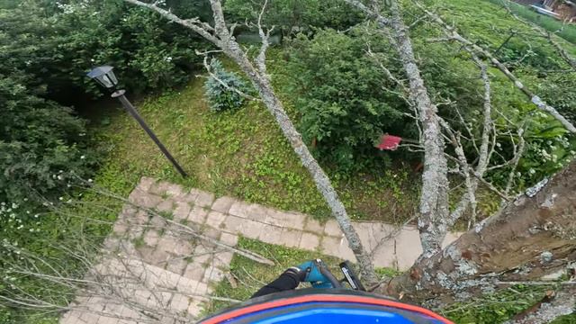 Арбористика | Работа аккумуляторной пилой  Makita UC004G