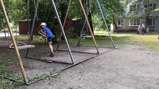Катаюсь на качели во дворе (лето 2021) смотреть онлайн