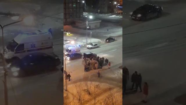 В центре Якутска пьяная девушка перевернула авто смотреть онлайн