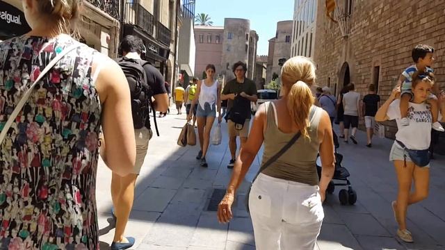 Walking to the Catedral de Barcelona July 2018 смотреть онлайн