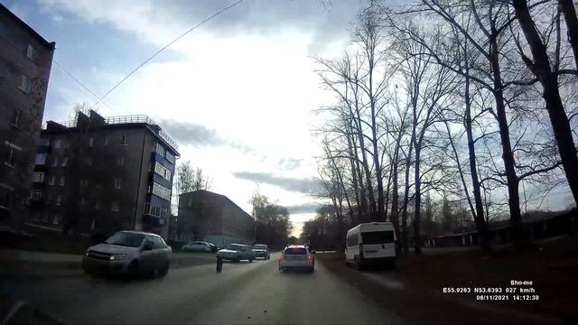 Колесо укатилось (Стерлитамак, ул. Николаева; 06.11.2021) смотреть онлайн