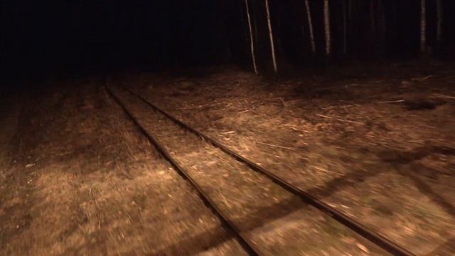 Тепловоз ТУ6Д-0378 в темноте в музее Лавассааре / Locomotive TU6D-0378 in darkness at Lavassaare смотреть онлайн