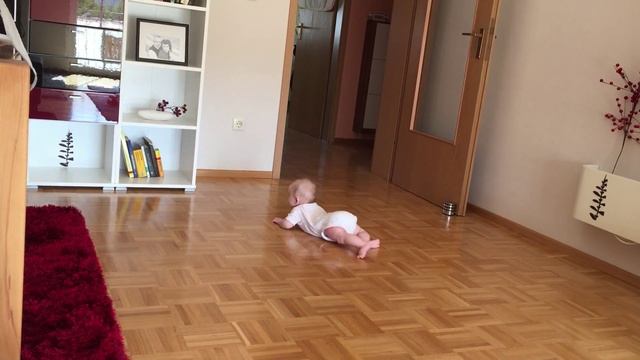 Эмили ползает по-пластунски (5 месяцев) смотреть онлайн