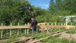 Опалубка к ленточному фундаменту на на участке с небольшим уклоном.