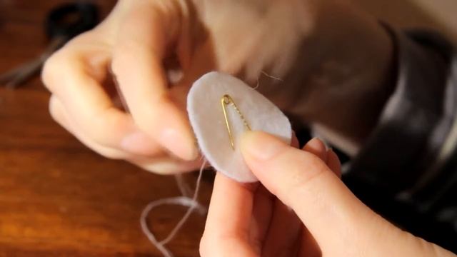 Прекрасная брошь handmade. Вязанные крючком цветы, создание вязанной броши смотреть онлайн