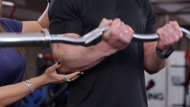 Сгибание на бицепс штанга EZ смотреть онлайн