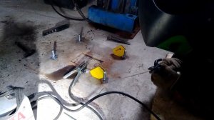 установка автомобильного подъёмника в гараже.