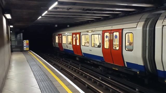 London Underground Circle Line & District Line At Westminster Tube Station