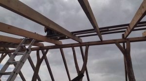 Дом с мусорки. Второй скат крыши даётся с трудом.