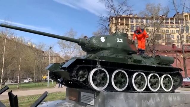Танк Т-34-85 в сквере маршала Рыбалко промыли к весенним праздникам смотреть онлайн