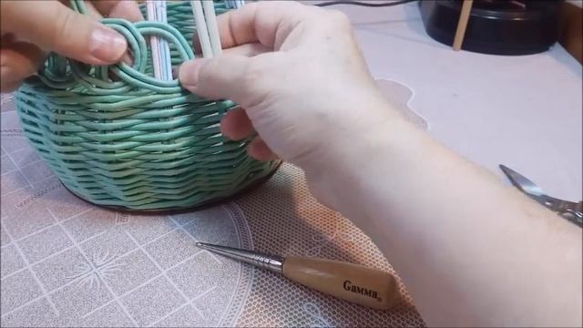 Корзинка с ажурной загибкой из бумажной лозы