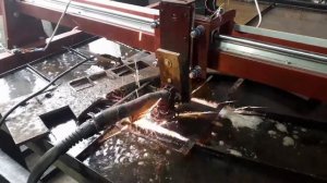 Самодельный станок плазменной резки на ремнях и круглых направляющих.