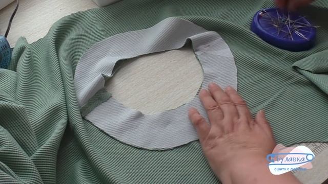 Обработка горловины изделия обтачкой. Шьём кофту из трикотажной вафли Часть II. смотреть онлайн