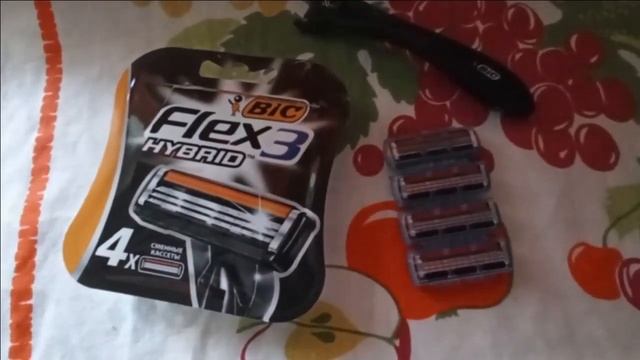 Бритвенный станок BIC Flex 3 Hybrid с технологией подвижных лезвий плюс четыре сменные кассеты. смотреть онлайн