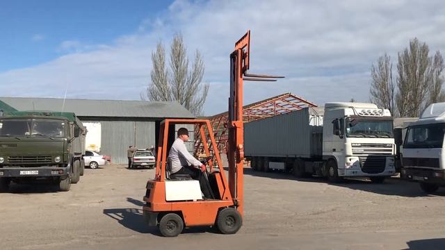 Вилочный бензиновый погрузчик Toyota 2FGL9 компакт-модель с мачтой вагонник! смотреть онлайн