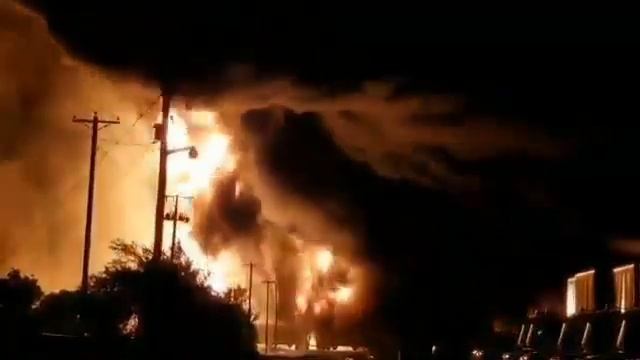 США. В Техасе мощный пожар на складах крупнейшего производителя полиэтилена в мире смотреть онлайн