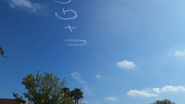 Самолеты рисуют на небе смотреть онлайн