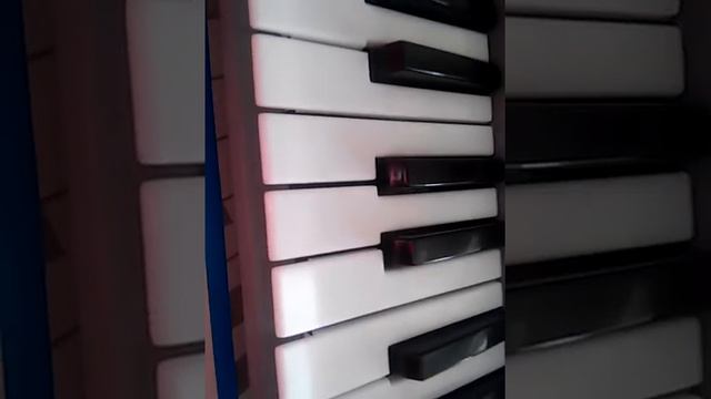 Я научу вас играть мини песни, гамму и аккорды😊 смотреть онлайн