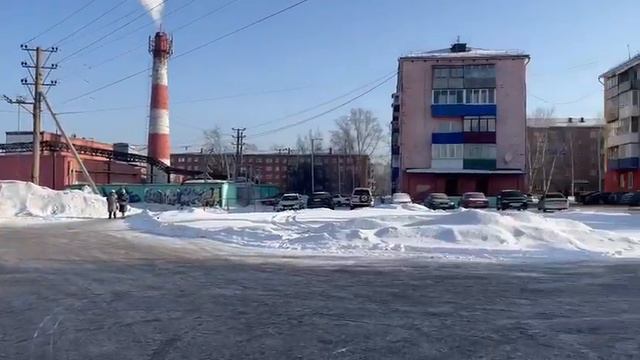г. Мыски, ул. 50 лет Пионерии 2б у входа смотреть онлайн