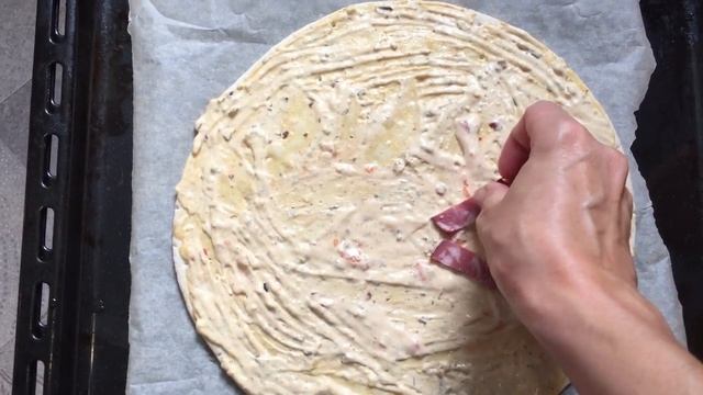 "Вкуснейшая быстрая пицца с копченой курочкой ,колбаской и жареным луком" смотреть онлайн