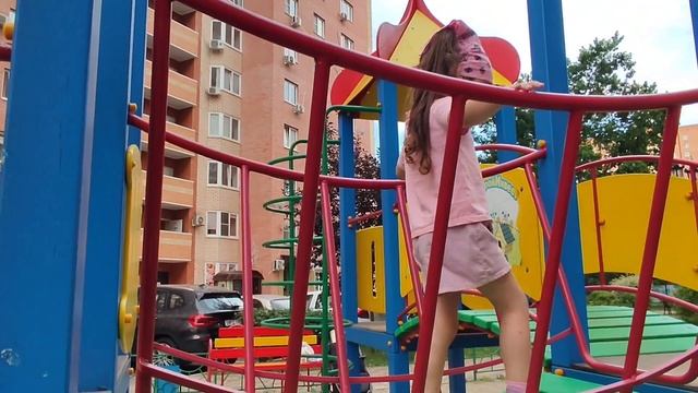 В наше время мы играли только со скакалкой и играли в классики. смотреть онлайн